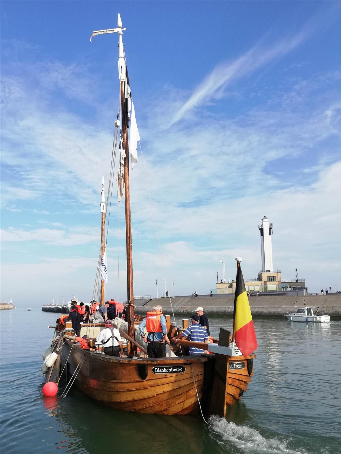 Foto barco no porto